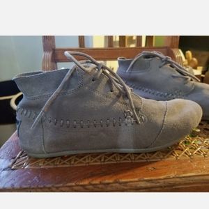 TOM'S TRIBAL GRAY SUEDE MOCCASIN LIKE LACE-UP ANKLE BOOTS BOOTIES SIZE 7.5 M